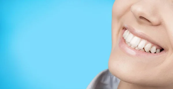 Hermosa Sonrisa Mujer Joven Con Dientes Blancos Saludables Sobre Fondo —  Fotos de Stock