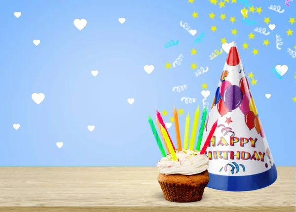 Geburtstagskuchen Mit Einer Geburtstagskerze Und Einem Partyhut — Stockfoto