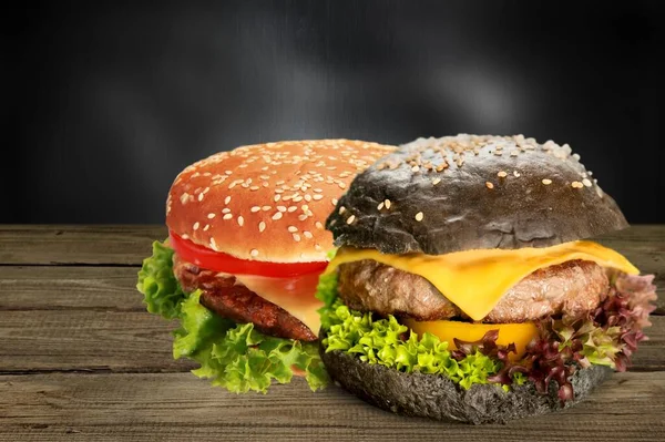 Leckere Hausgemachte Burger Aus Rindfleisch Käse Und Gemüse Auf Einem — Stockfoto