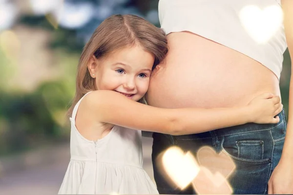 Zwangere Moeder Met Haar Dochter Een Veld Achtergrond — Stockfoto