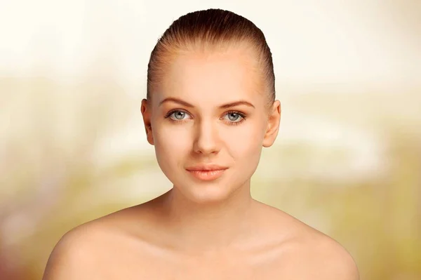 Ομορφιά Δέρματος Του Νεαρού Φυσικού Μοντέλου Χρησιμοποιώντας Τονωτικά Προσώπου Και — Φωτογραφία Αρχείου