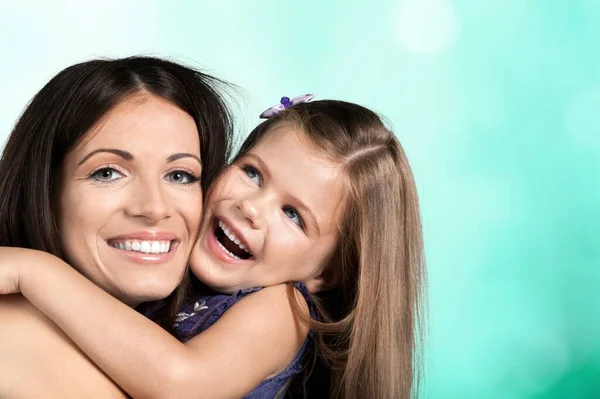 Uma Mulher Feliz Diverte Com Bebê Bonito Criança Beijo Bochecha — Fotografia de Stock