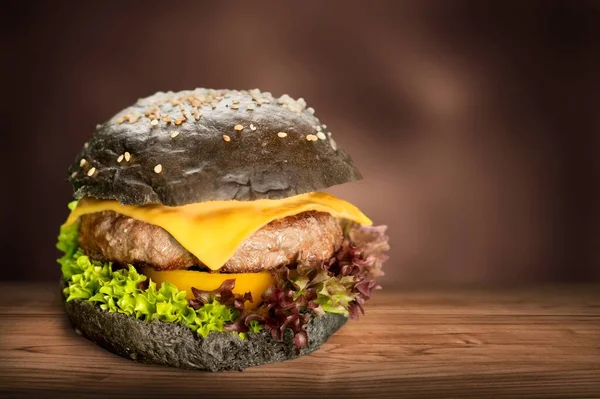 Domowy Burger Grillowaną Wołowiną Warzywa Sos Drewnianym Biurku — Zdjęcie stockowe