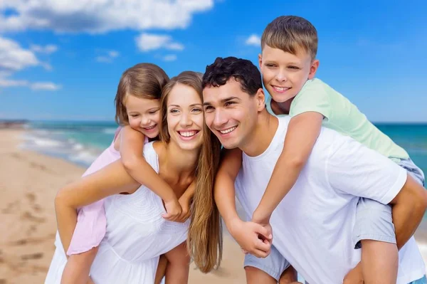 Mladá Šťastná Rodina Dětmi Pláži Dovolená — Stock fotografie
