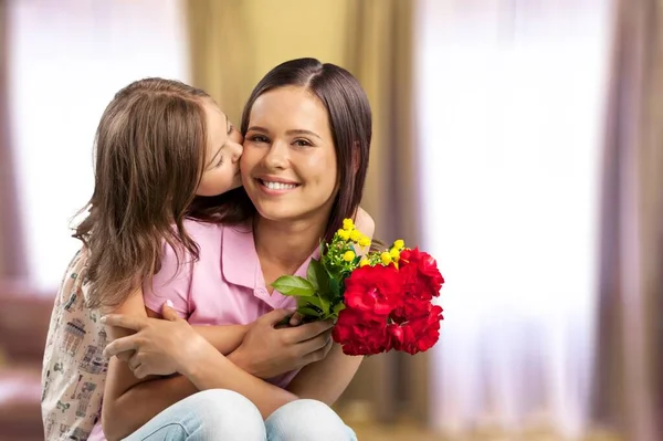 Pequeño Niño Felicitando Mamá Con Día Las Madres Casa Dándole — Foto de Stock