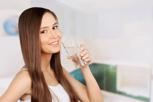 Líquido Saludable Hermosa Morena Mujer Agua Potable Vidrio Cocina —  Fotos de Stock