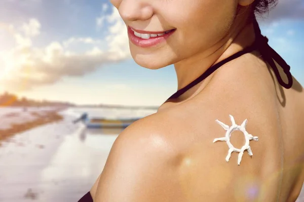 Щаслива Дівчина Сонцем Спині Морському Фоні — стокове фото