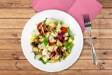 Taze sebzeli, peynirli klasik Yunan salatası. Sağlıklı yemek..