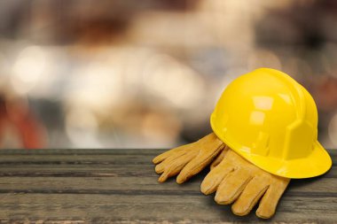 Dar alanda ahşap zeminde sarı başlık.