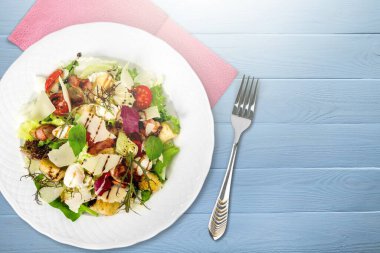 Taze sebzeli, peynirli klasik Yunan salatası. Sağlıklı yemek..