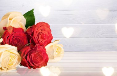 Ahşap bir arka planda taze çiçek buketi kompozisyonu.