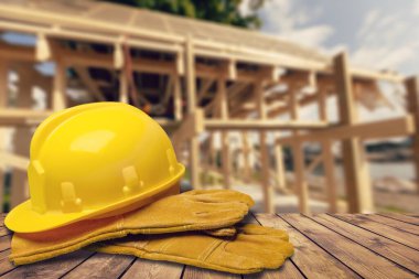 Dar alanda ahşap zeminde sarı başlık.