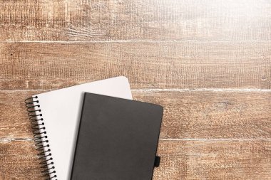 Kırsal Tahta Masa Üzerine Bir Defter Defter