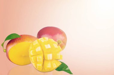 Masanın üzerinde taze mango meyvesi var.