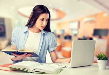 Finans müdürü. Finansör, dizüstü bilgisayarda çalışan bir kadın..