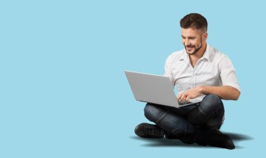 Laptop kullanan çekici, odaklı bir eleman.