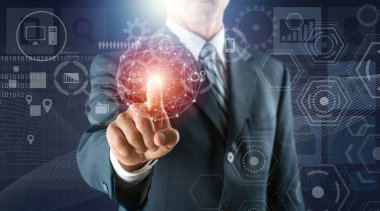 Global ağ bağlantısında cep telefonu kullanan bir iş adamı. Teknoloji