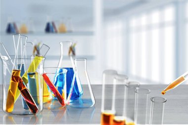 İçinde renkli sıvı olan bir matara. Kimyasal Laboratuvar