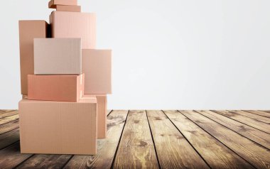 Masadaki klasik boş karton kutular.