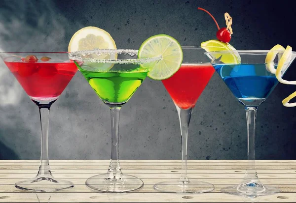 五颜六色的长饮 作为一种经典的鸡尾酒 形式多样 配以玻璃杯装饰 — 图库照片