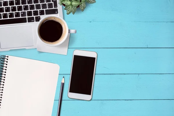 Lugar Trabajo Con Computadora Portátil Pegatina Teléfono Inteligente Taza Café — Foto de Stock