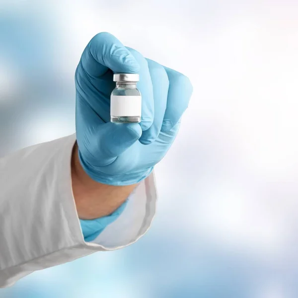 Szczepionka Przeciw Koronawirusowi Szklanej Butelce Ręce Lekarza Tle — Zdjęcie stockowe