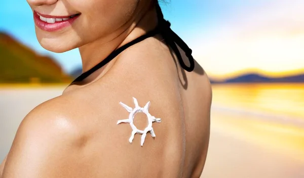 Mujer Con Crema Solar Cabeza Playa — Foto de Stock