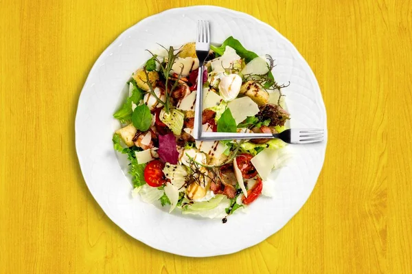 Garfos Aço Cima Prato Salada Conceito Alimentação Saudável — Fotografia de Stock