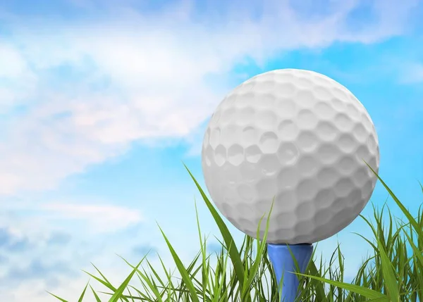 Golf Weißer Ball Ist Auf Dem Abschlag Auf Grünem Gras — Stockfoto