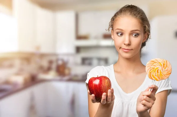 Traurige Frau Zwischen Süßigkeiten Und Obst Gesunder Ernährung Und Junk — Stockfoto