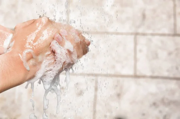 Człowiek Używa Mydła Mycia Rąk Pocierając Mydłem Pod Kranem Koncepcja — Zdjęcie stockowe