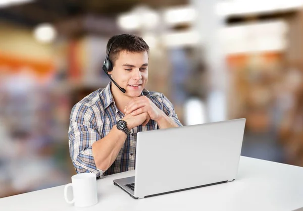 Jovem Empresário Conversando Teletrabalho Tendo Reunião Virtual Trabalhando Computador Portátil — Fotografia de Stock