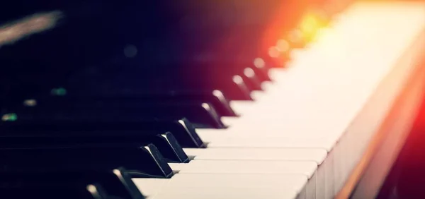 햇빛을 클래식 그랜드 피아노 키보드 — 스톡 사진