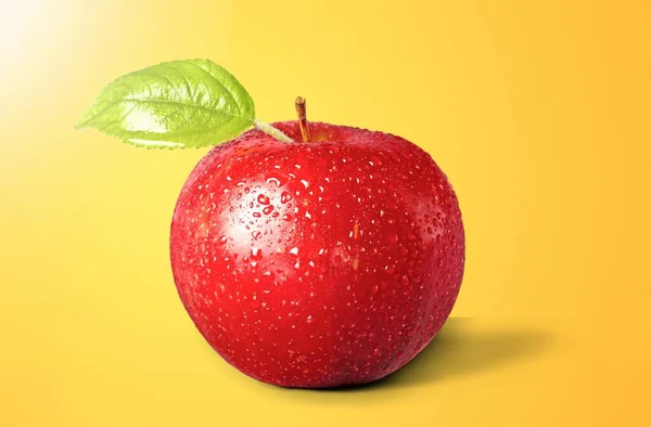 Manzana Roja Con Hojas Verdes Sobre Fondo Blanco — Foto de Stock