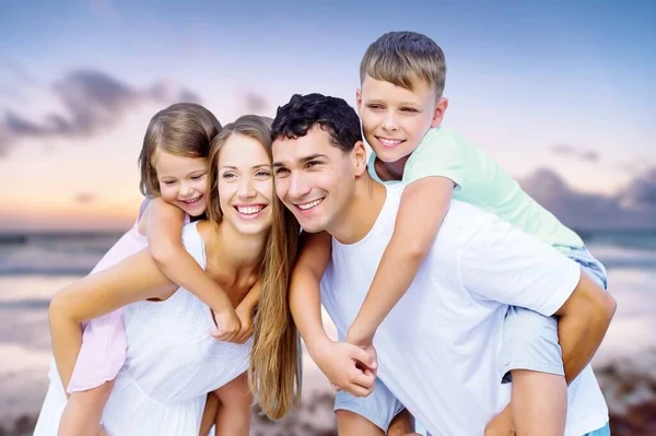 Giovane Famiglia Felice Con Bambini Vacanza Mare — Foto Stock