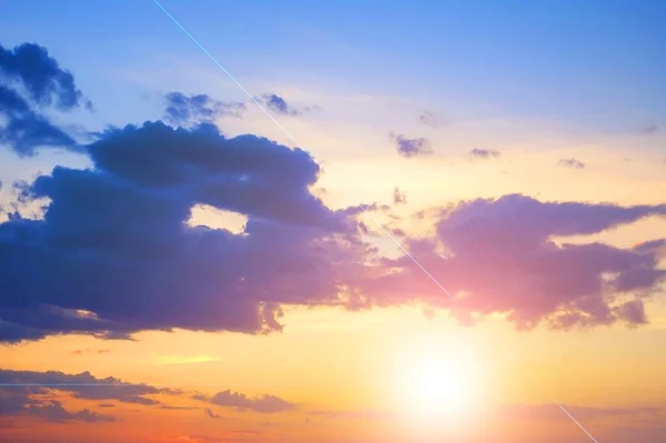 Hermoso Cielo Azul Con Sol Que Deja Tonos Dorados Brillantes — Foto de Stock