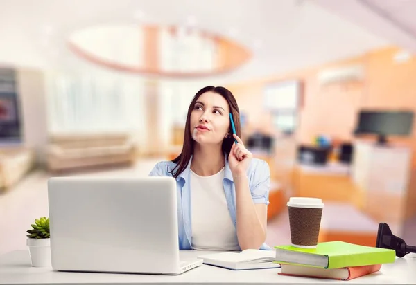 Gerente Financiero Financiero Una Mujer Que Trabaja Portátil —  Fotos de Stock