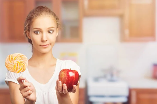 Mujer Triste Elegir Entre Dulces Frutas Alimentación Saludable Comida Chatarra — Foto de Stock