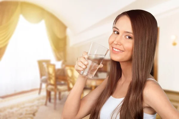 Cairan Sehat Indah Brunette Perempuan Minum Air Dari Kaca Dapur — Stok Foto
