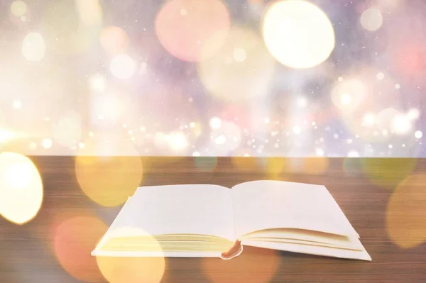Μαγικό Ανοιχτό Βιβλίο Αντίκες Πάνω Από Ξύλινο Τραπέζι Glitter Επικάλυψη — Φωτογραφία Αρχείου