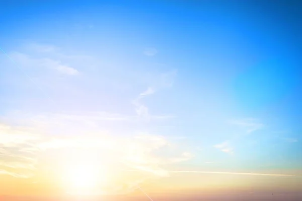 Hermoso Cielo Azul Con Sol Que Deja Tonos Dorados Brillantes — Foto de Stock