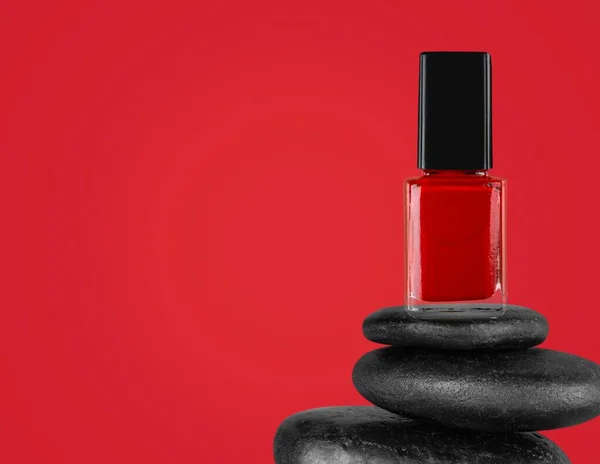 Красный Черный Лак Ногтей Ярком Фоне — стоковое фото