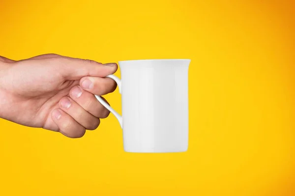 Lege Keramische Witte Koffiebeker Mok Vrouwelijke Handen Gele Achtergrond — Stockfoto