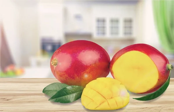Smaczne Świeże Owoce Mango Biurku — Zdjęcie stockowe