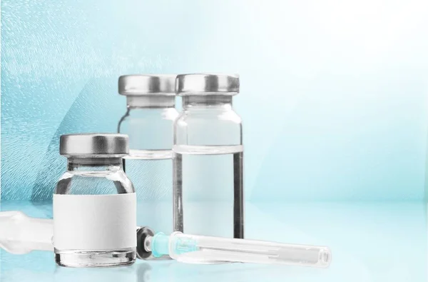Medicinsk Glasflaska Med Vaccin Och Spruta Skrivbord — Stockfoto