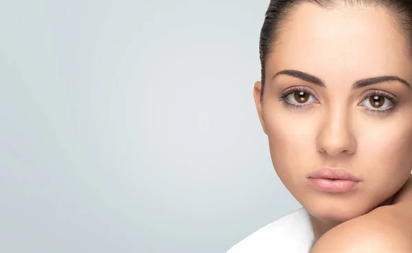 Mujer Joven Feliz Tocando Piel Perfecta Hermoso Retrato Publicidad Productos — Foto de Stock