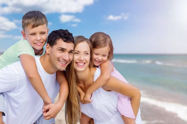 Νεαρή Ευτυχισμένη Οικογένεια Παιδιά Στις Διακοπές Στην Παραλία — Φωτογραφία Αρχείου