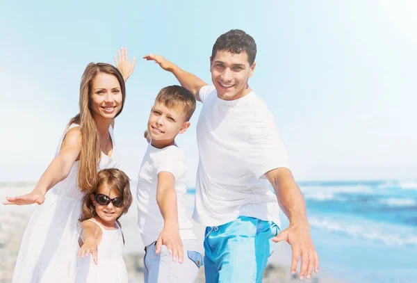 Joven Familia Feliz Con Niños Las Vacaciones Playa — Foto de Stock