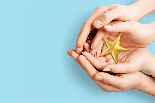 Annesine Star Rating Veren Bir Çocuğun Elleri Anne Çocuk Ele — Stok fotoğraf