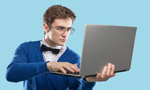 Bonito Atraente Focado Cara Empregado Usando Computador Portátil — Fotografia de Stock
